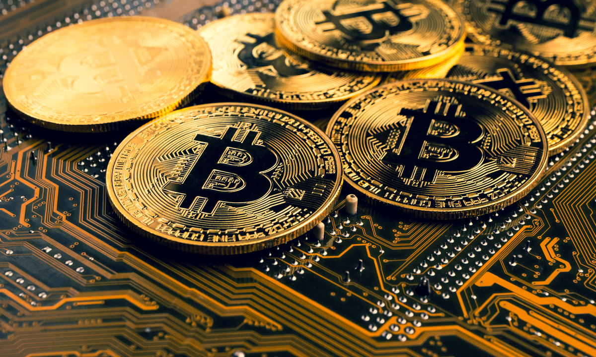 استخراج بیت کوین و سایر ارزهای دیجیتال قانونی و مشروط به اخذ مجوز می باشد