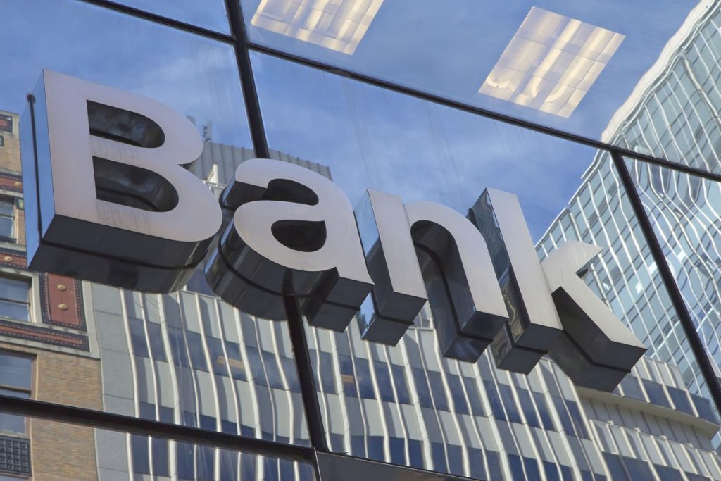 بررسی فعالیت بانک ها توسط تحلیلگر بورس