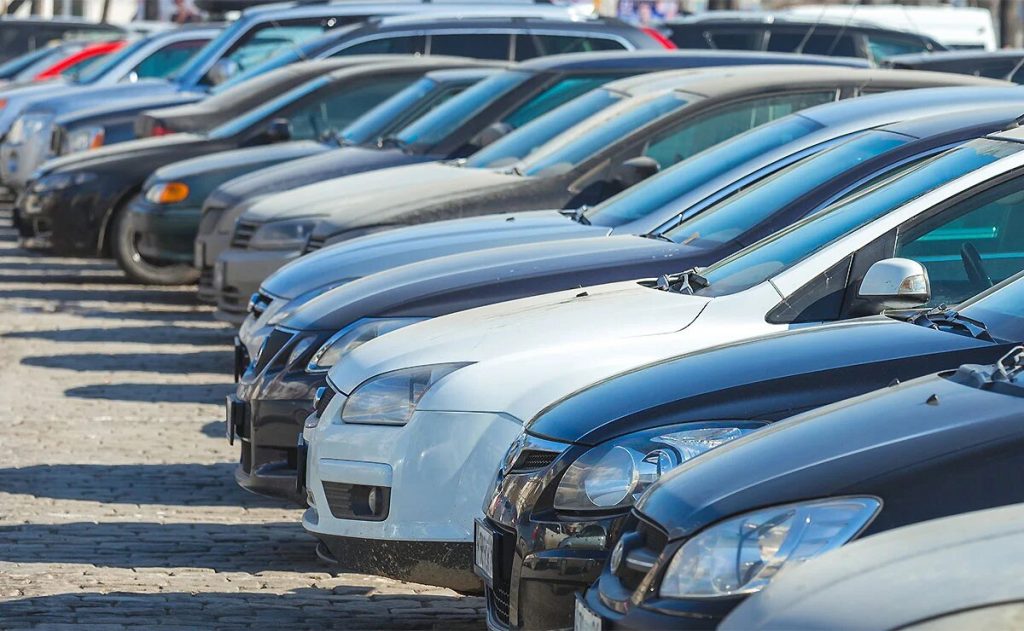 کاهش قیمت کاذب خودرو و حذف دلالان با عرضه خودرو در بورس کالا