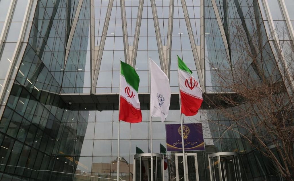 خروج موقت 2 بانک و 20 نماد از تابلو معاملات + تعلیق دو سهم